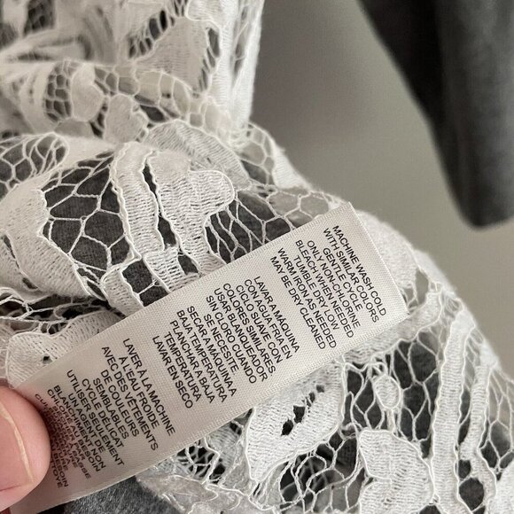 Zenergy By Chicos Women SZ 0/XS Gray W/White Lace Front Overlay V Neck Top - Picture 8 of 9